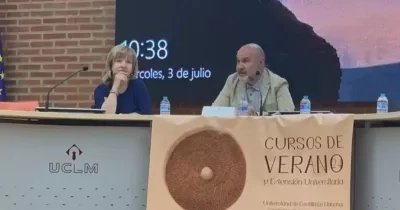 Luis Cayo junto a una representante de CERMI durante una ponencia