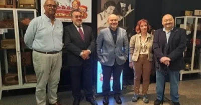 Momento de la inauguración de la exposición ‘Toca la radio’ con todos los asistentes (Foto: Grupo Social ONCE)