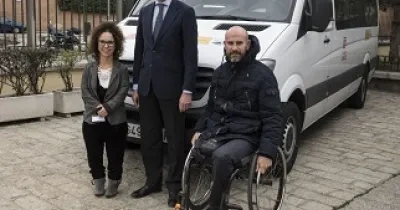 Entrega de un vehículo adaptado a personas con discapacidad, de la mano del expresidente del PP vasco, Alfonso Alonso (Fuente: Jorge Villa)