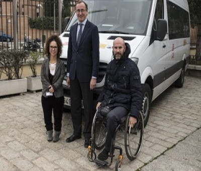 Entrega de un vehículo adaptado a personas con discapacidad, de la mano del expresidente del PP vasco, Alfonso Alonso (Fuente: Jorge Villa)