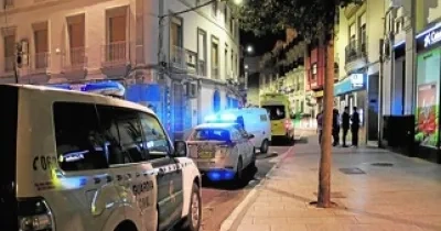 Varios coches patrulla de la Guardia Civil y una ambulancia del 112 atendiendo un caso en una calle (Fuente: EFE)