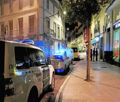 Varios coches patrulla de la Guardia Civil y una ambulancia del 112 atendiendo un caso en una calle (Fuente: EFE)
