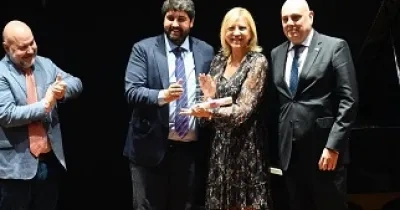 Entrega del reconocimiento a Violante Tomás (Fuente: Cermi)