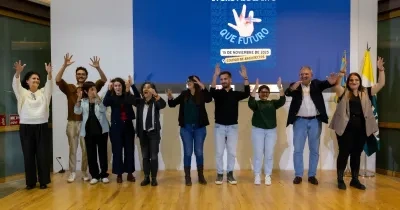 personas en un evento con las manos levantadas