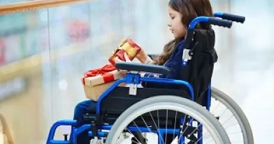 Una niña en silla de ruedas (Fuente: Servimedia)
