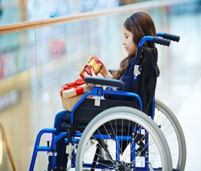 Una niña en silla de ruedas (Fuente: Servimedia)