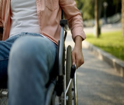 Una persona desplazándose en silla de ruedas (Fuente: Servimedia)