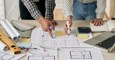 Unos arquitectos diseñando y estudiando planos (Fuente: Servimedia)