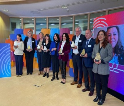 Momento de la entrega del ‘Premio Capitales Europeas de la Inclusión y la Diversidad’ (Fuente: Junta de Andalucía)