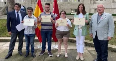 David Pérez entrega diplomas a alumnos con discapacidad intelectual que han realizado prácticas formativas en la Consejería de Transportes (Fuente: Comunidad de Madrid)