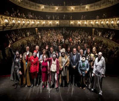Representantes de una compañía teatral junto a dirigentes de la ONCE, entre ellos su presidente, Miguel Carballeda, sacándose la foto obligada con el público (Fuente: ONCE)