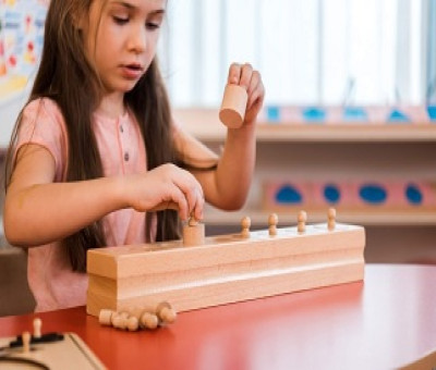 Una niña practica en uno de los centros con método Montessori en Barcelona (Fuente: Instituto Montessori)