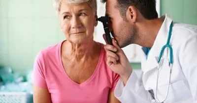 Un médico examina los oídos de una mujer (Fuente: Servimedia)