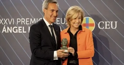 Momento de entrega de la mano de Mª Dolores Dancausa, del premio Ángel Herrera del CEU a Alejandro Oñoro (Fuente: ILUNION)