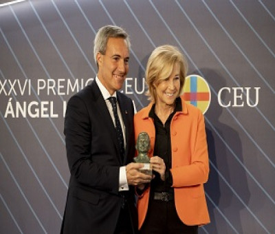Momento de entrega de la mano de Mª Dolores Dancausa, del premio Ángel Herrera del CEU a Alejandro Oñoro (Fuente: ILUNION)
