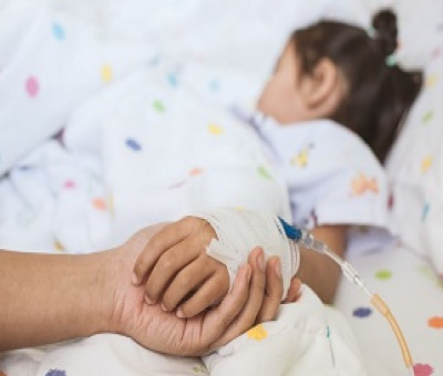 Una niña en el hospital a la que le sostienen la mano vendada (Fuente: Servimedia)