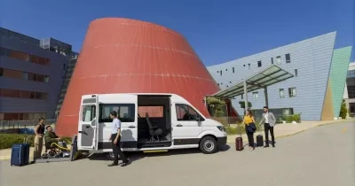 Fotografía del vehículo Crafter People PMR con varias personas alrededor observándolo.