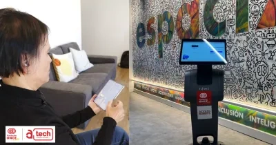 una persona usando productos tecnológicos accesibles