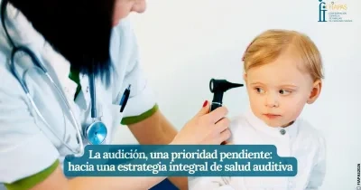 doctora con un niño revisando la audición
