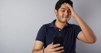 Un adolescente consulta una aplicación móvil