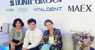 De izquierda a derecha Ana Martínez, Responsable de Sostenibilidad de DONTE GROUP, José María Piñeiro, alumno PRODIS y Toñi Muñoz, Directora de Talento, Compensación y Sostenibilidad de DONTE GROUP (Fuente: DONTE GROUP)
