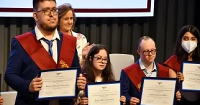 Alumnos recibiendo el diploma del máster en prestaciones de servicios empresariales