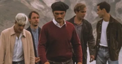 Cinco chicos andando, simulando la imagen de una portada de un disco