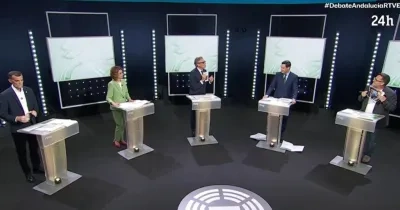 Los 5 candidatos a la presidencia de Andalucía en sus estrados durante el debate