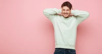 Hombre tapándose los oídos por el ruido tan molesto que escucha