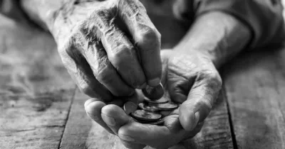 Unas manos tocando monedas