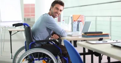 Persona en silla de ruedas trabajando en un escritorio