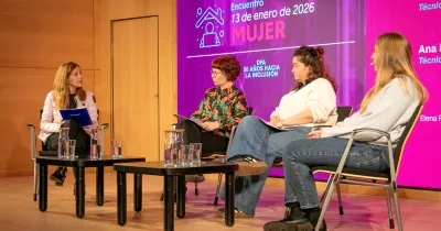 mujeres sentadas charlando