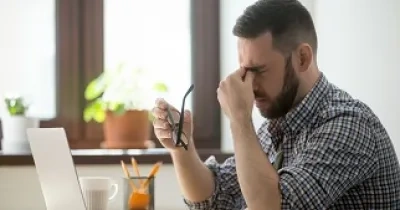 Una persona sufriendo una cefalea en el trabajo (Fuente: Servimedia)