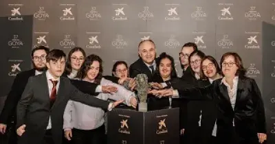 El equipo de jóvenes con síndrome de Down posa junto al director de CaixaBank en Andalucía, Juan Ignacio Zafra, en la Gala de los Premios Goya (Fuente: Down Sevilla)
