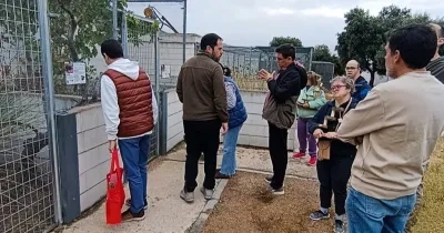 Los participantes del proyecto visualizando sus obras en el CRAS