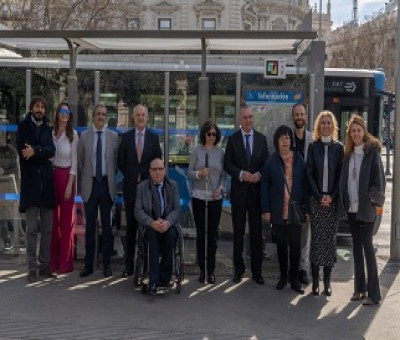 Foto de familia con todos los asistentes a la inauguración de una de las paradas con el sistema de códigos NaviLens (Fuente: Ayuntamiento de Madrid)
