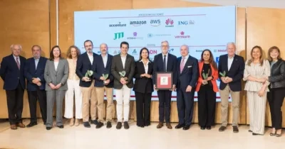 Todos los representantes de las entidades premiadas recogiendo en el escenario el galardón