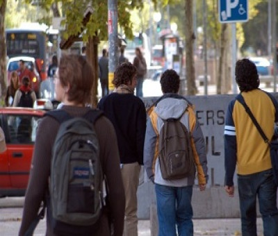 Foto de estudiantes de espaldas, de camino a la Universidad