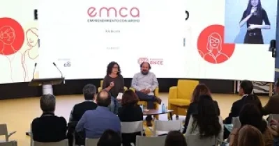 Algunos de los participantes debatiendo en el encuentro ‘Emprendimiento con Apoyo. Metodología EmcA: de la teoría a la práctica’ (Fuente: Jorge Villa)