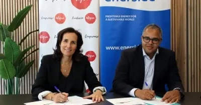 El CEO y fundador de Enerside, Joatham Grange, y la directora general de Fundación Integra, Ana Muñoz de Dios, firmando el convenio de colaboración (Fuente: Fundación Integra)