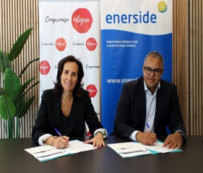 El CEO y fundador de Enerside, Joatham Grange, y la directora general de Fundación Integra, Ana Muñoz de Dios, firmando el convenio de colaboración (Fuente: Fundación Integra)