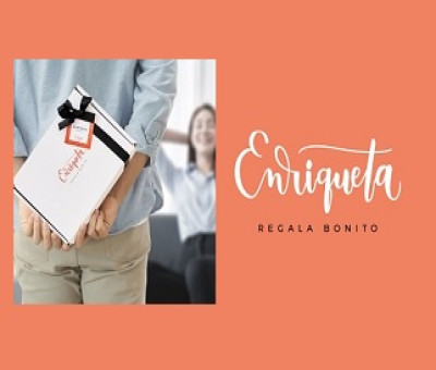 Banner de Enriqueta Regala Bonito, con una persona llevando un regalo de la marca y su logotipo