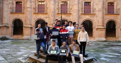 equipo de alumnos en el patio barroco
