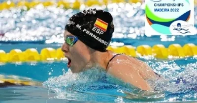 Marta Fernández, durante la prueba de los 50 braza S3 del Campeonato del Mundo de Natación Paralímpica de Madeira 2022 y el logotipo de los campeonatos (Fuente: Comité Paralímpico Español)