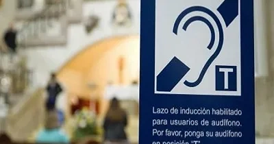 Una indicación de bucle magnético dentro de la Catedral de La Almudena, en Madrid (Fuente: Comisión Europea)
