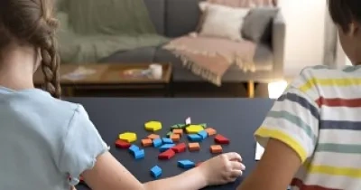 Dos niños con Trastorno del Espectro Autista (TEA) jugando