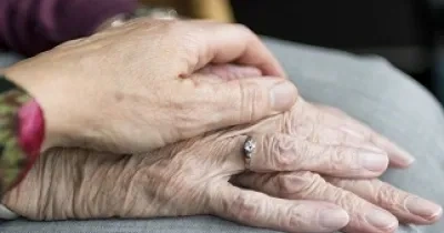 Dos persona mayores agarradas de la mano (Fuente: Servimedia)