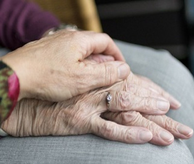 Dos persona mayores agarradas de la mano (Fuente: Servimedia)