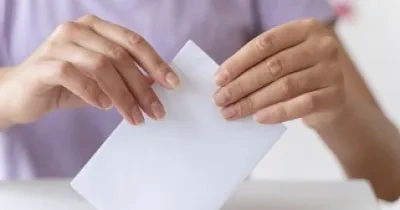Una persona insertando su voto en una urna (Fuente: Servimedia)