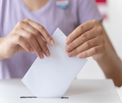 Una persona insertando su voto en una urna (Fuente: Servimedia)